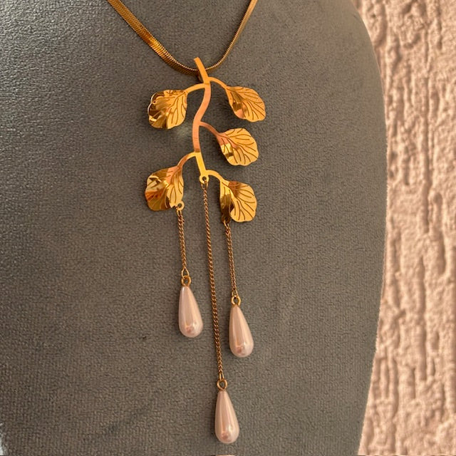 Statement leaf pearly necklace