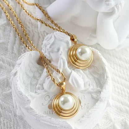 Bold Pearl Necklace