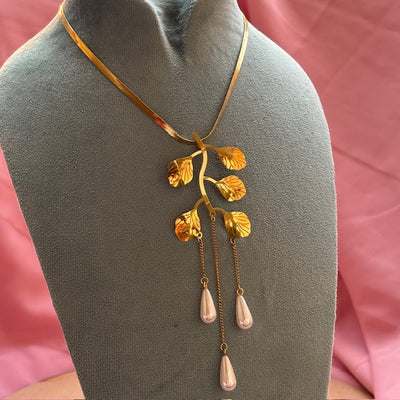 Statement leaf pearly necklace