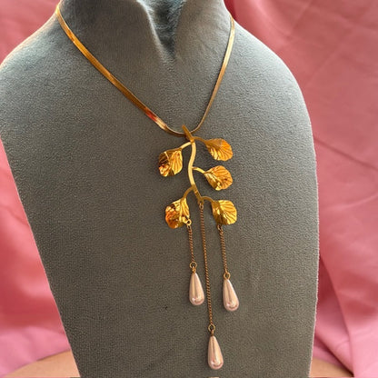 Statement leaf pearly necklace